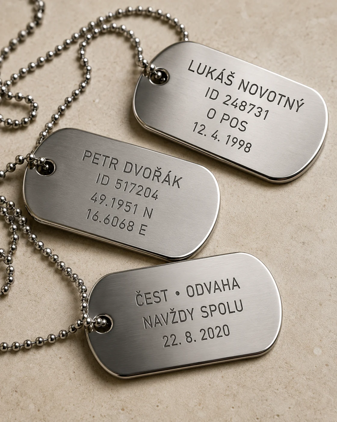 Gravírovaný ocelový dog-tag přívěsek s krátkým textem